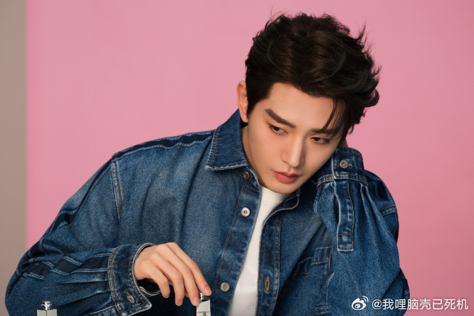 邓为与春日同频邓为春日牛仔look  邓为春日牛仔look，以色彩开场，与春日同