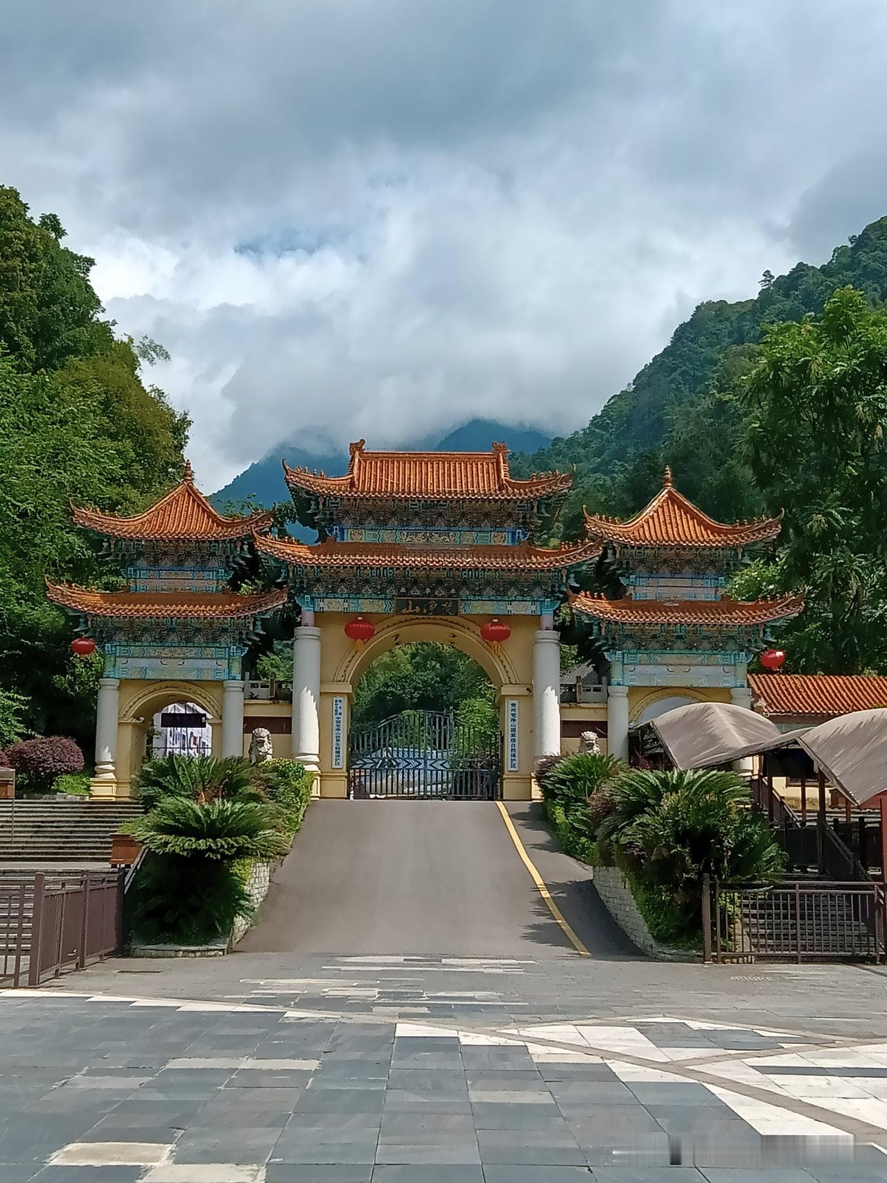 真去过才懂，梵净山哪是什么修仙的净土，分明是个专治各种不服的“肉体粉碎机”。
 