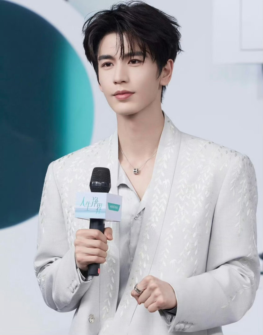 张凌赫素人时期照片还在更新 挖到宝了！张凌赫素人时期的照片还在更新，抽象臭屁的模