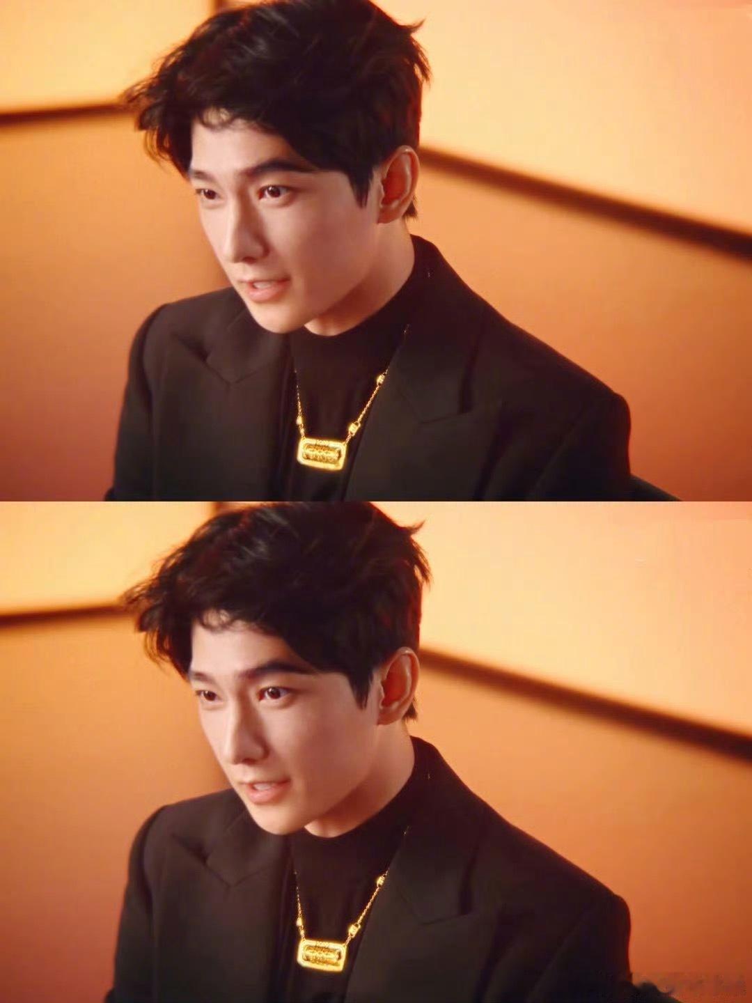 比黄金先闪耀的是杨洋的脸 黑白光影勾勒东方骨相，锋芒藏于温润，帅得直击心巴！黄金