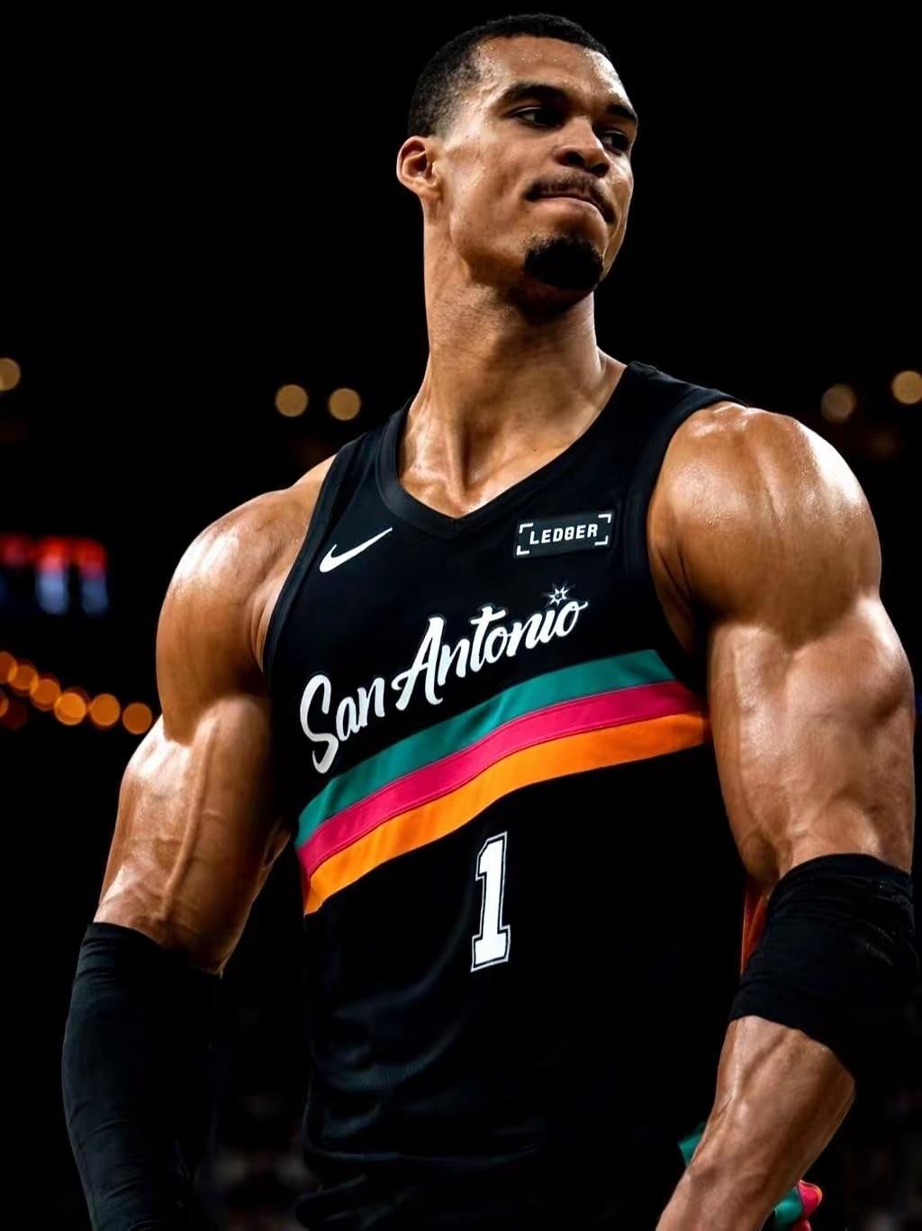 NBA赛场上，文班亚马这个名字如今可是如雷贯耳！他往禁区一站，空间瞬间变得狭小无