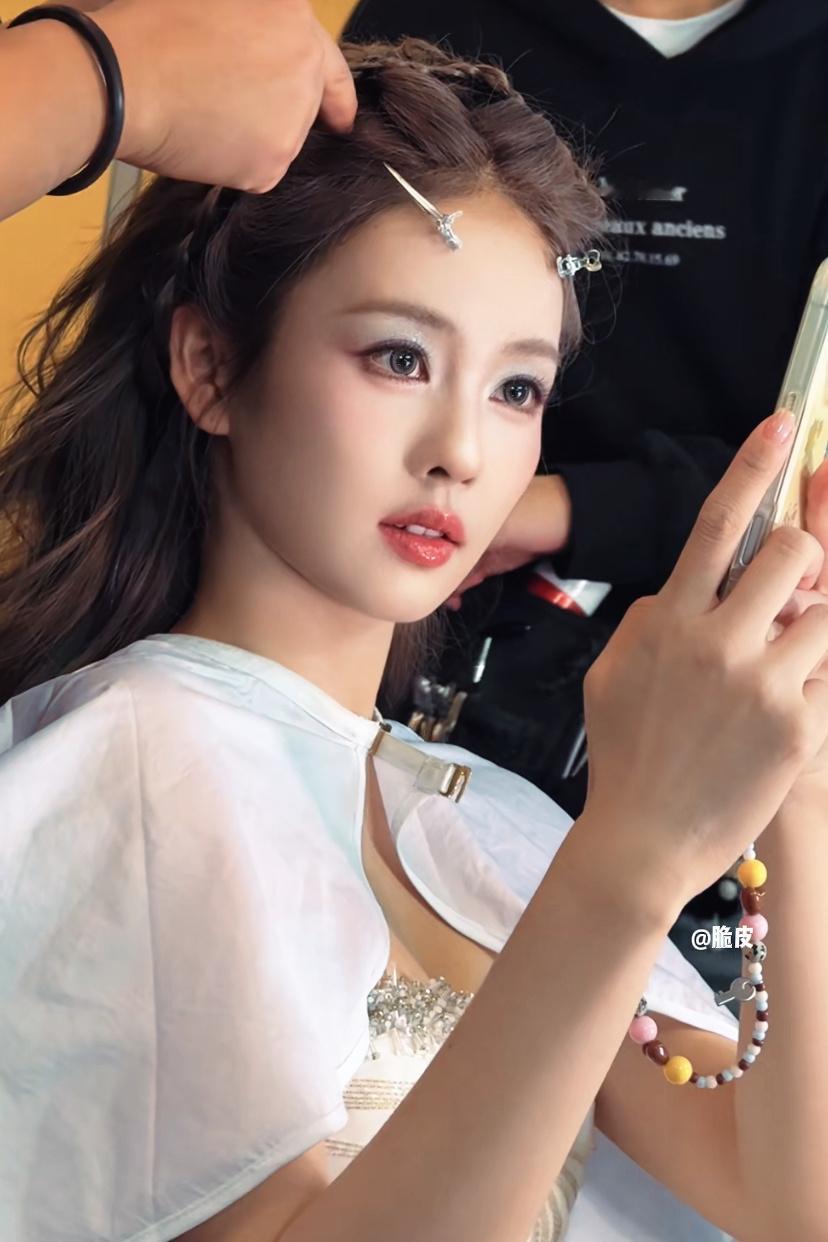 补妆出神图古希腊黎明女神·厄俄斯✨🪐“她把“遗憾”与“希望”揉进了黎明。她见过