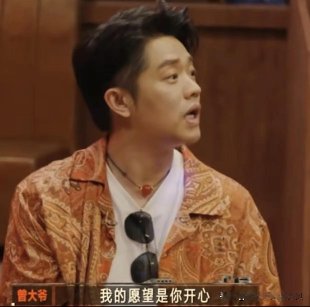 曾毅和玲花绝对有过暧昧不清的时期！

·两个人在黄山一起锁过同心锁，玲花祈祷组合