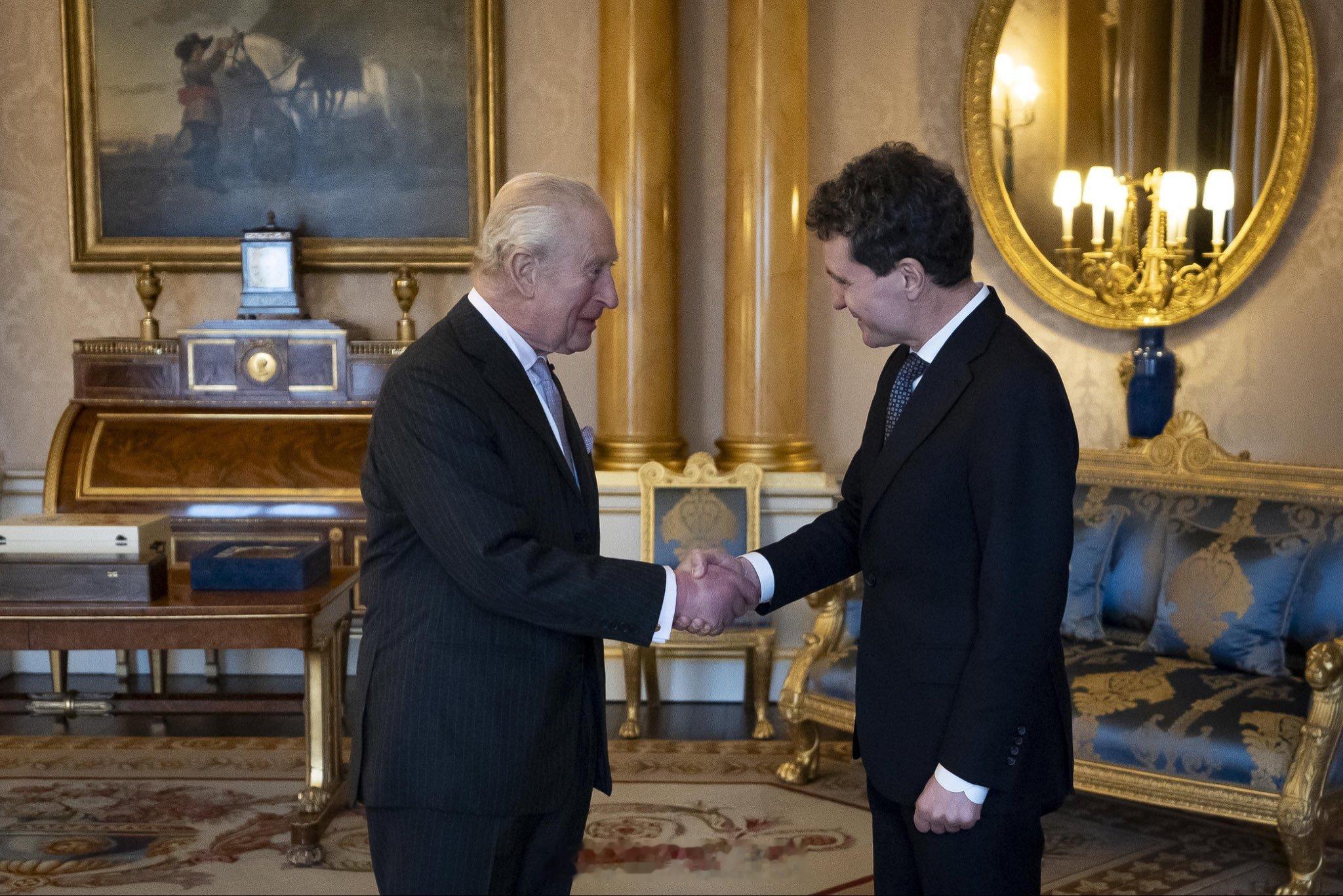 英国王室  2025年12月17日，查尔斯三世在白金汉宫会见罗马尼亚总统🇷🇴