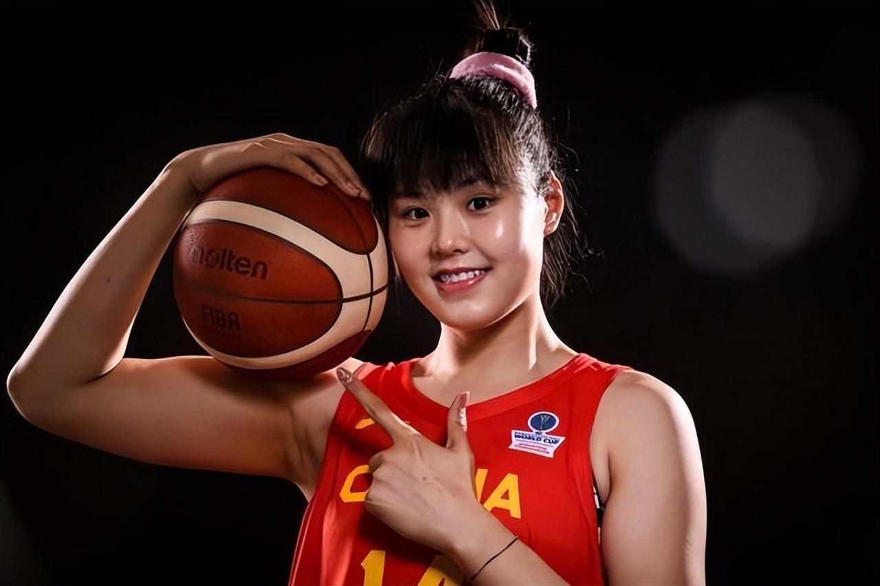 看了中国女篮大半场比赛，感觉挺精彩，各个成员的配合还算满意。这就是为什么要集训的