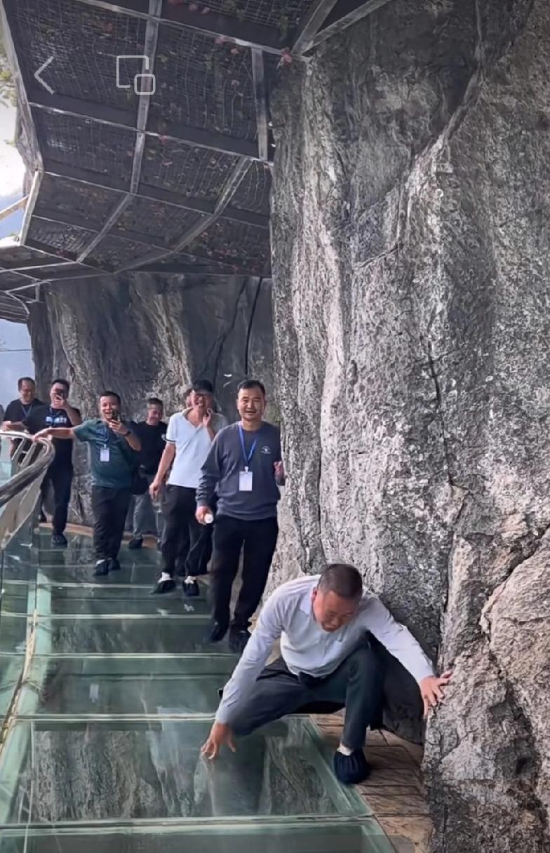 在外旅游打死我也绝不走这玻璃栈道。
          那是上个月的一天，我和几