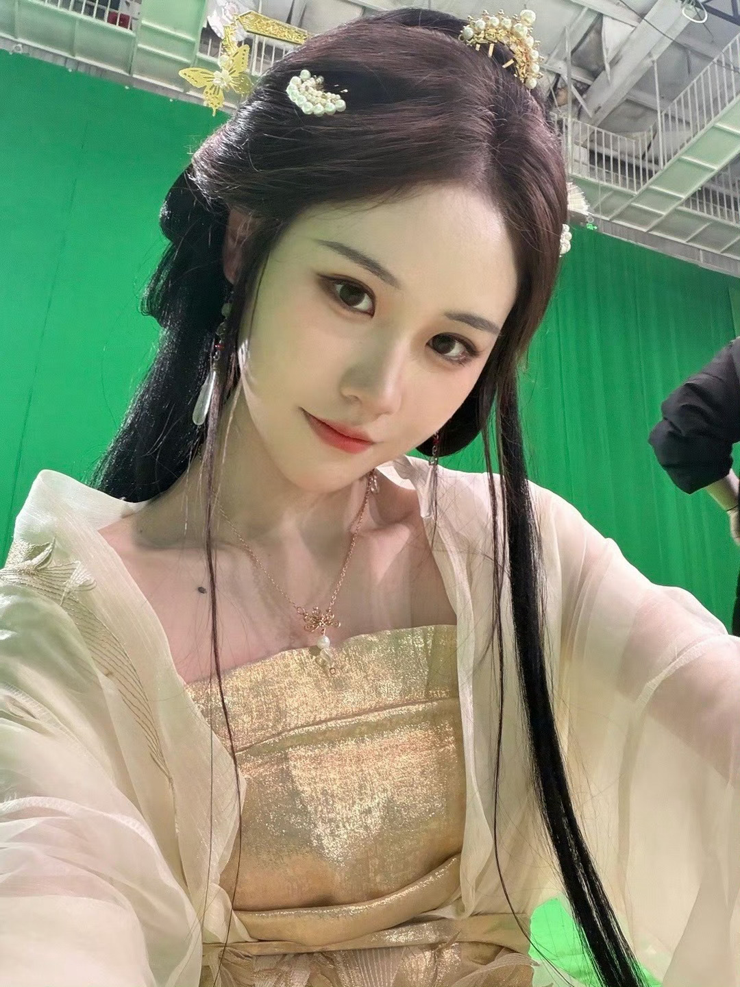 演员杜语嫣 杜语嫣 短剧演员杜语嫣 他们说，青山是否妩媚还须看青山是谁，我摇头我