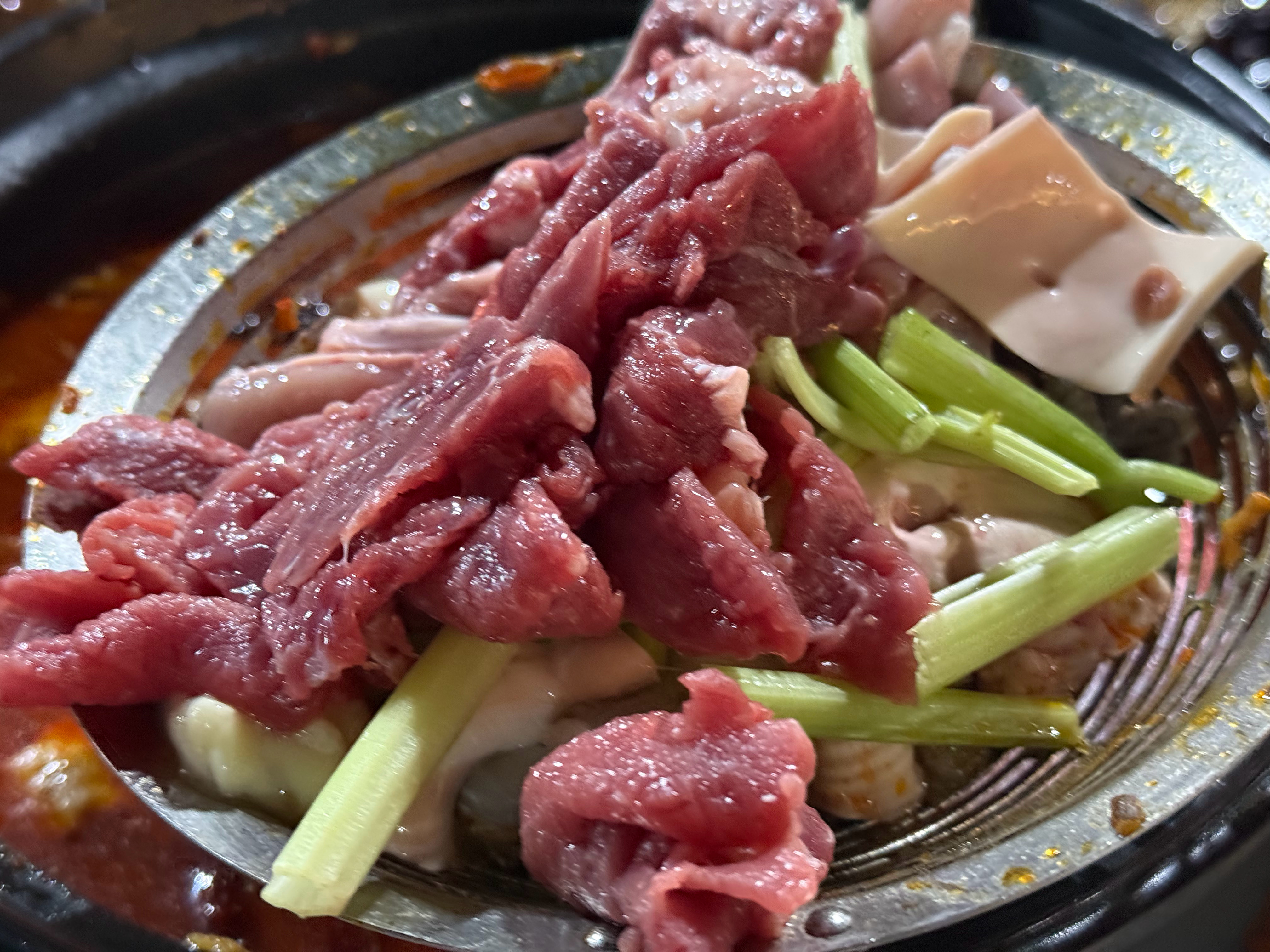 一个经验：新到一个地方不知道吃什么的时候就吃本地的牛肉火锅，绝对没错，赞美牛肉阿