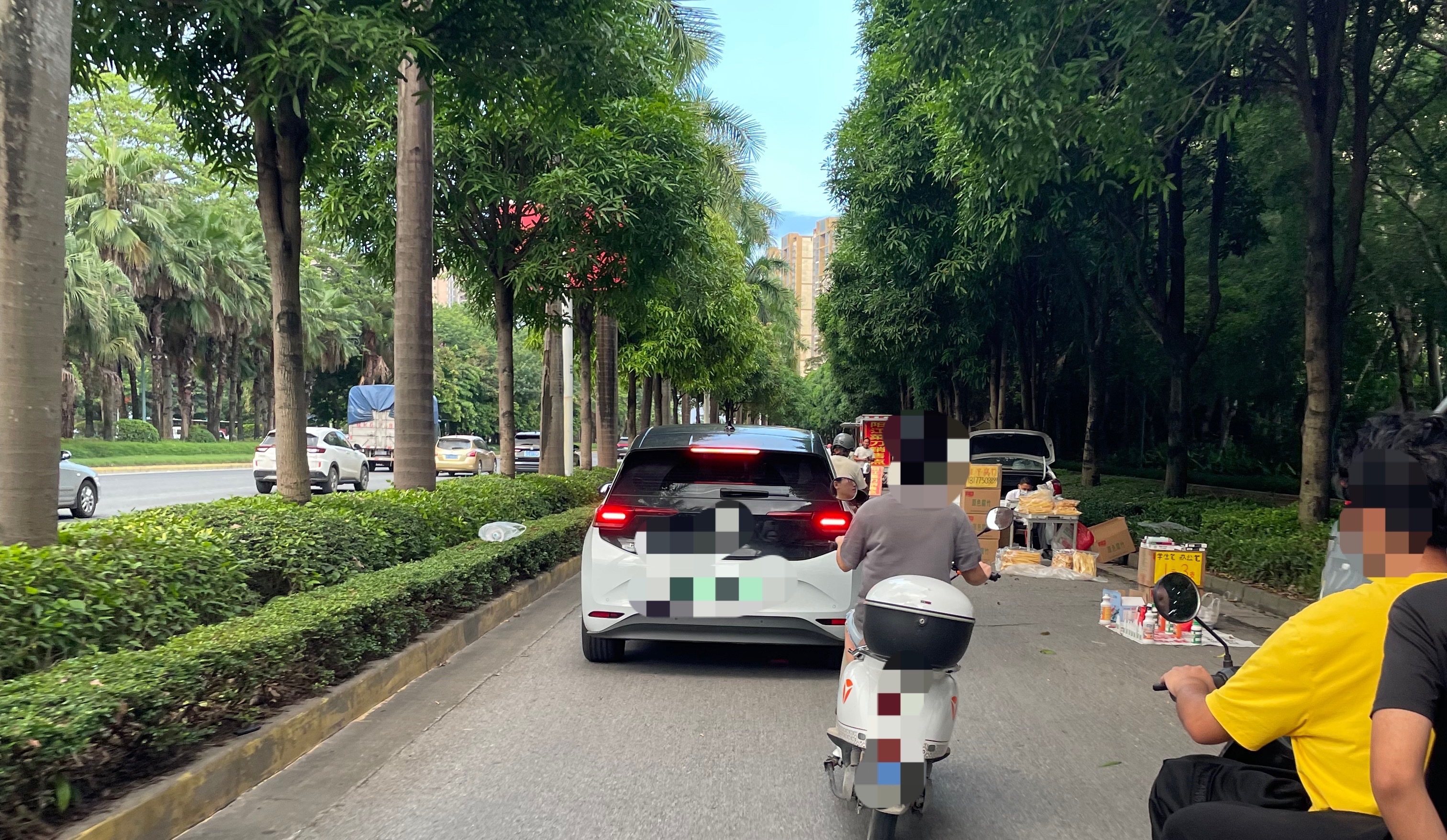 7月10日下午，玉林二环北路新能源小车从宏进走电车道行驶。严重影响了非机动车道的