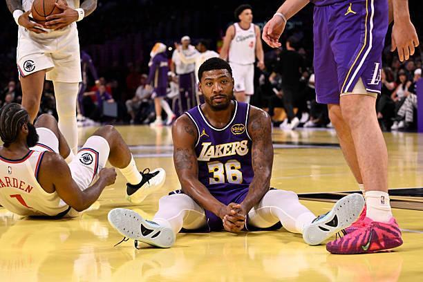 斯玛特今天缺席，背部痉挛，刚哥好好休息