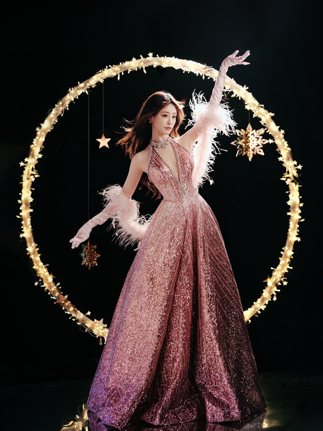 祝绪丹把大V缝成了小V 微博之夜红毯上，祝绪丹一个“小动作”被网友捕捉到，把大V