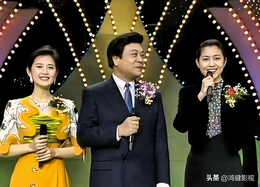 年轻时的倪萍明眸善睐，秀韵多姿！中间的是目若朗星，英姿昂昂的赵忠祥，而左边这位美