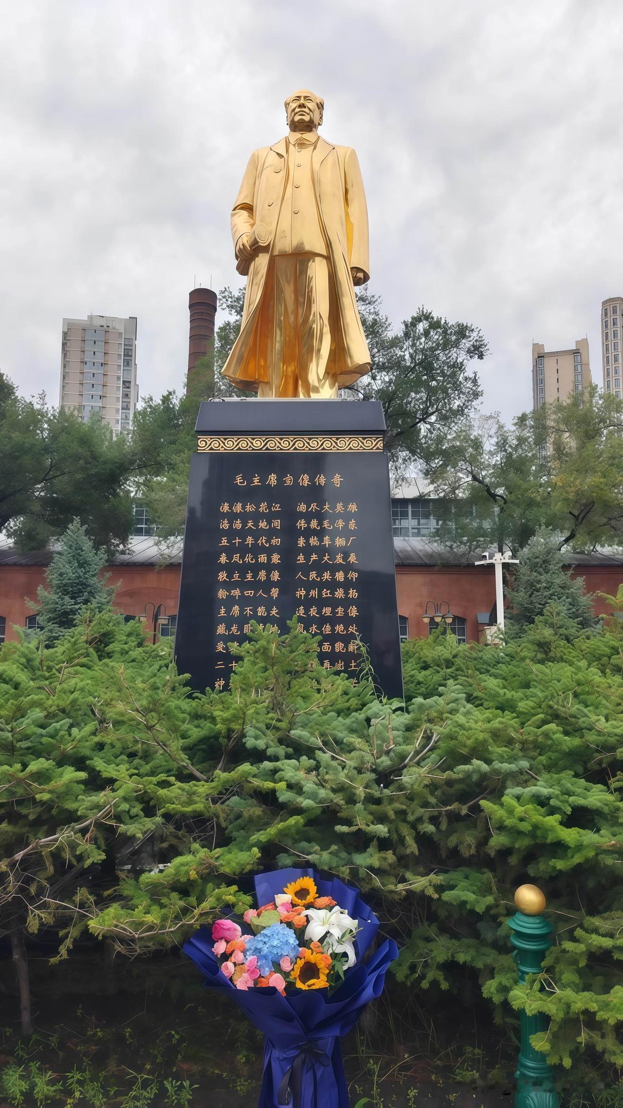 全国唯一“金身”毛主席宝像，深埋地下25年的传奇故事

哈尔滨有一尊伟人塑像，当