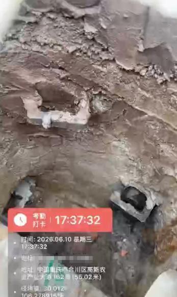 重庆，一条大道内涝积水整整2米，6月10日水退后商户打开路边排水井盖查原因，只挖
