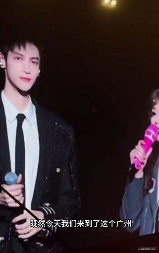 黄霄雲现场搞梗教罗云熙粤语 演唱会独家爆料！黄霄雲大秀粤语教学功力，罗云熙虚心求