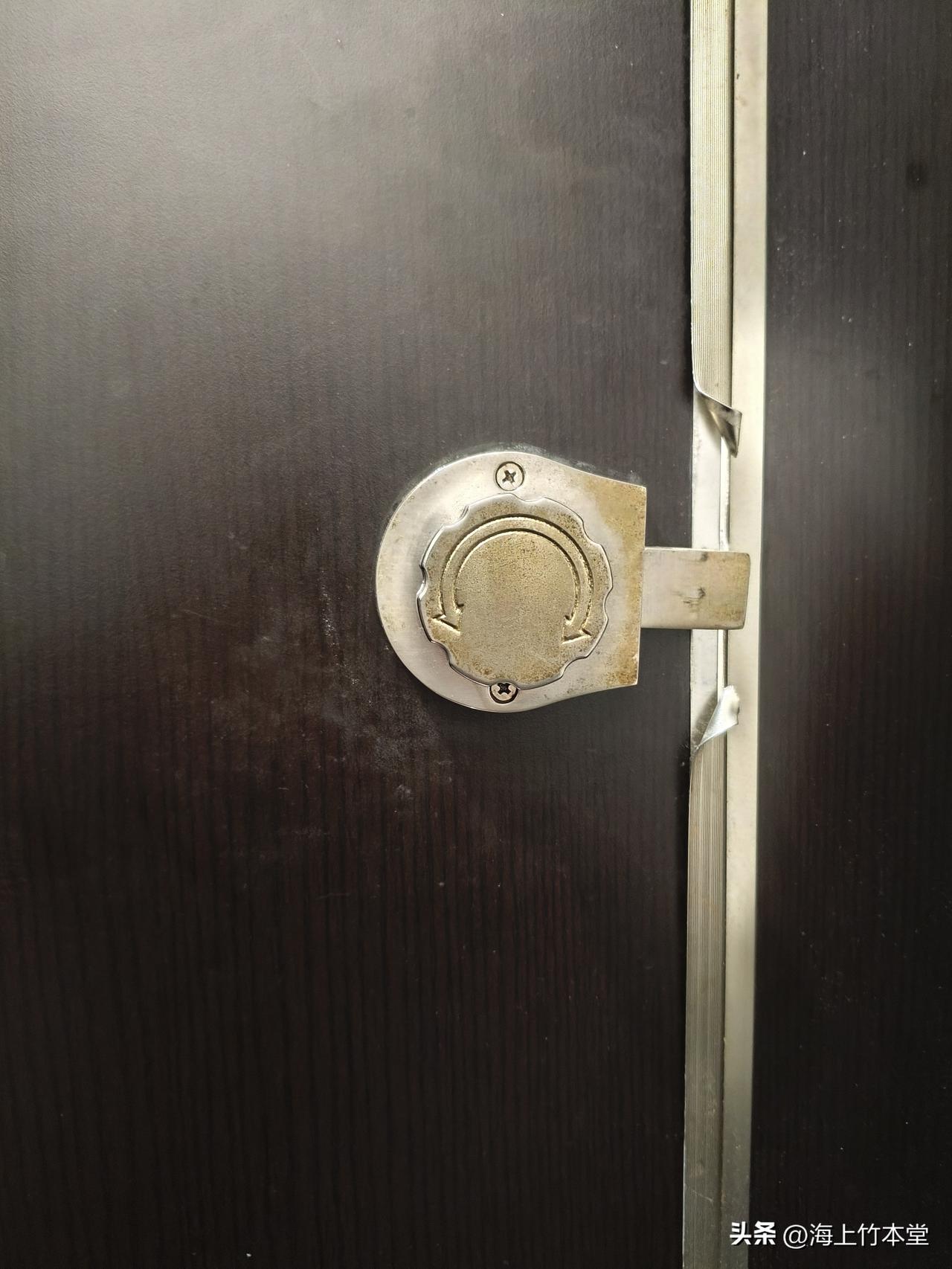 她又何辜？

学院十年间换了五位院长了。小毛刚刚辞职，她就是这第五个卷铺盖走的人