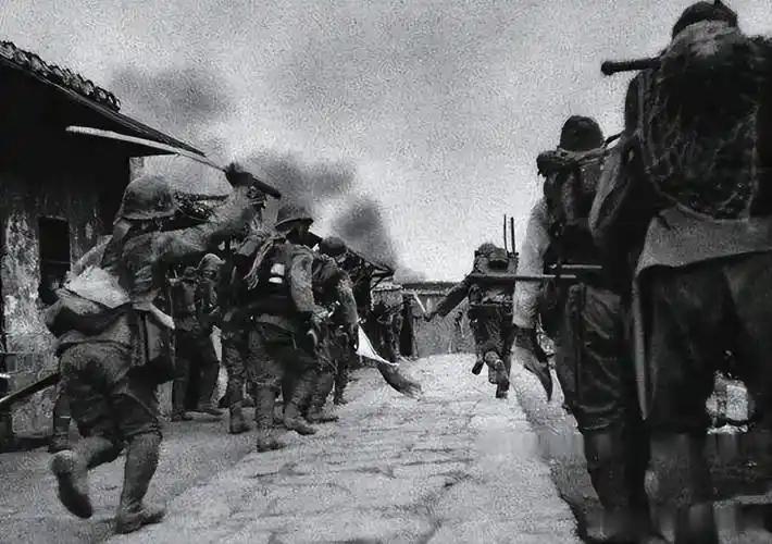 说"2000人面对6个日本兵，只要有一个人反抗就不会死"，其实是最残忍的马后炮。