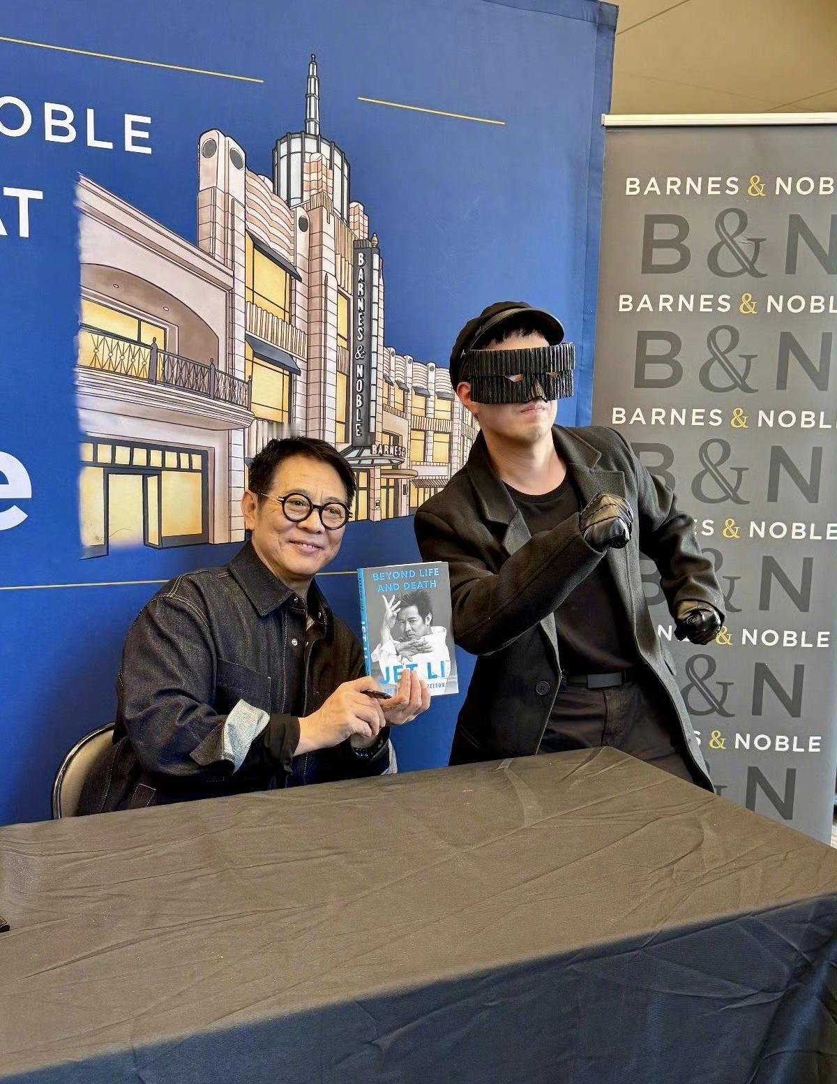 美国太平洋时间5月9日洛杉矶，李连杰在Barnes & Noble at The