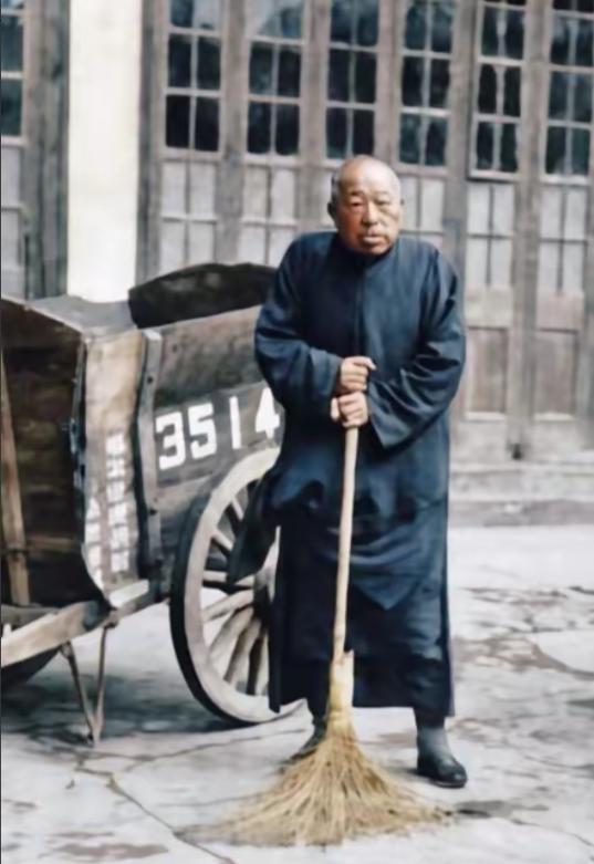 1951年，陈毅让83岁的黄金荣扫大街，蒋介石得知后感叹：陈毅真厉害。 
 
这