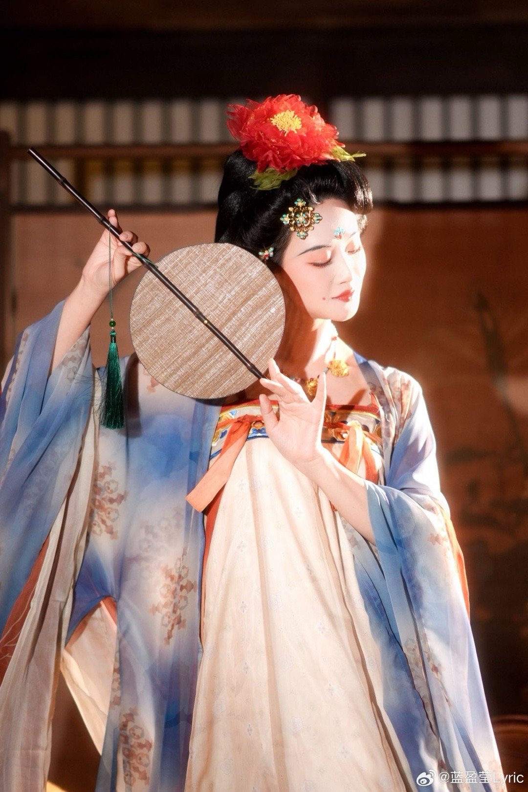 蓝盈莹朝代仿妆一夯夯千年 她把这四个朝代的妆容演绎得太到位了，不只是外形像，连气