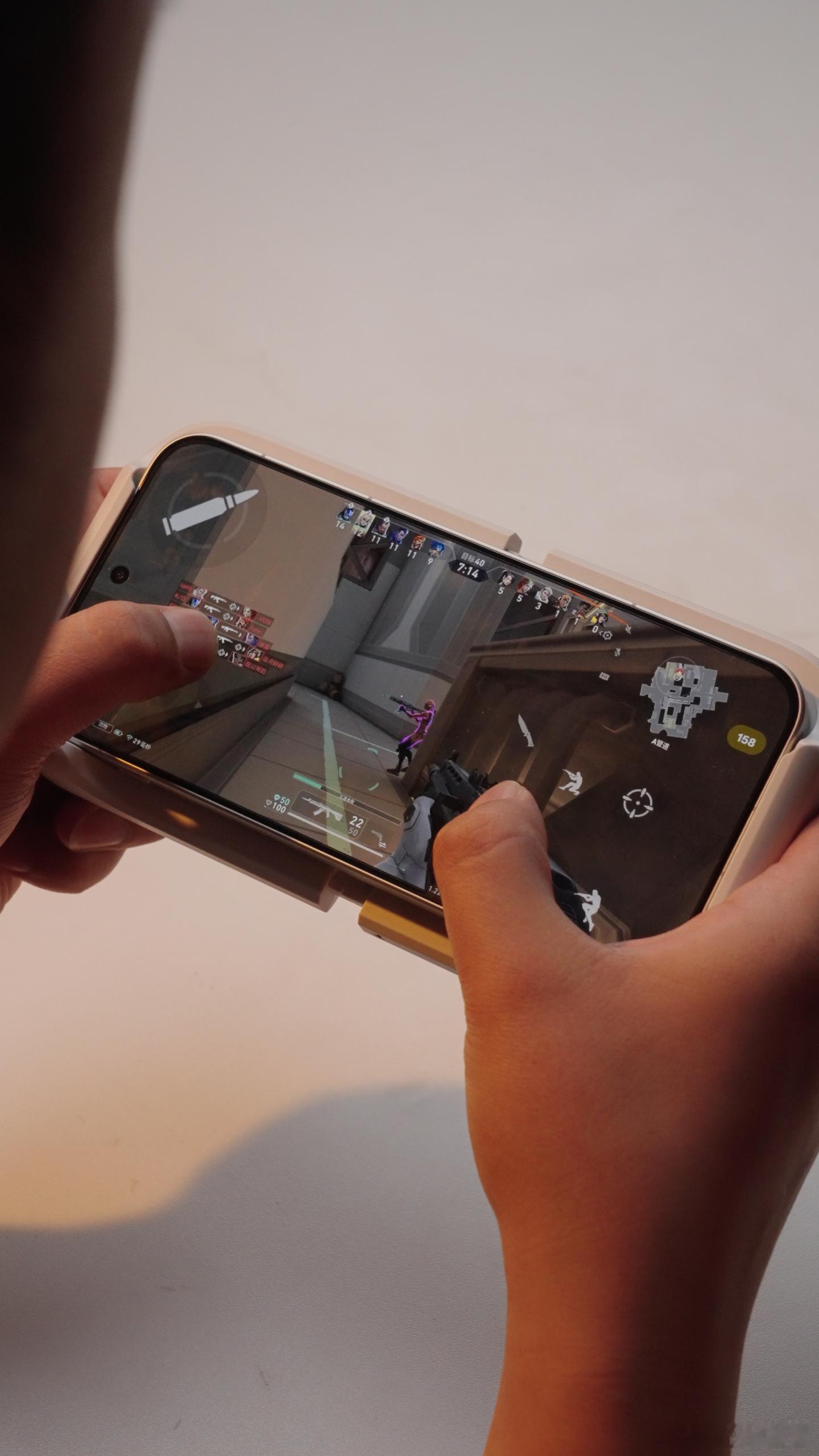 🎮 165Hz+手柄，手机玩游戏还能这样打？今天拿一加6至尊版（配官方手柄）和
