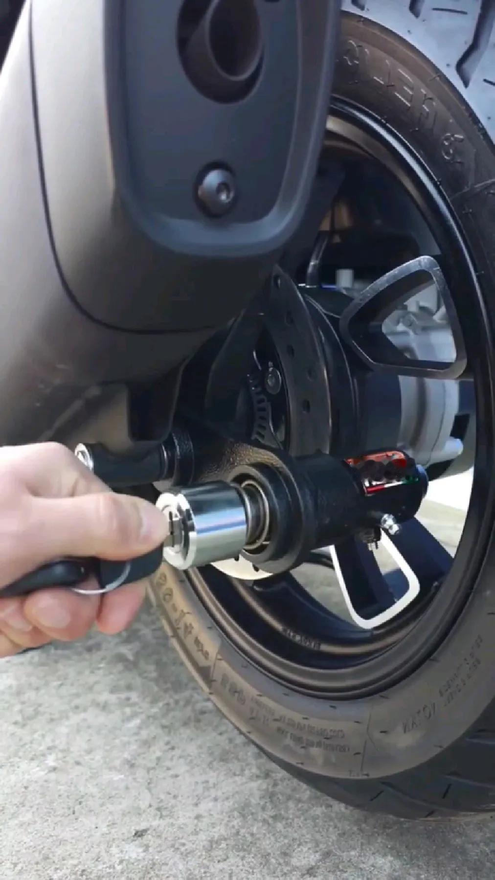 12月23日，法治进行时报道，一男子买的29800元的豪华摩托车上了3把锁依然被