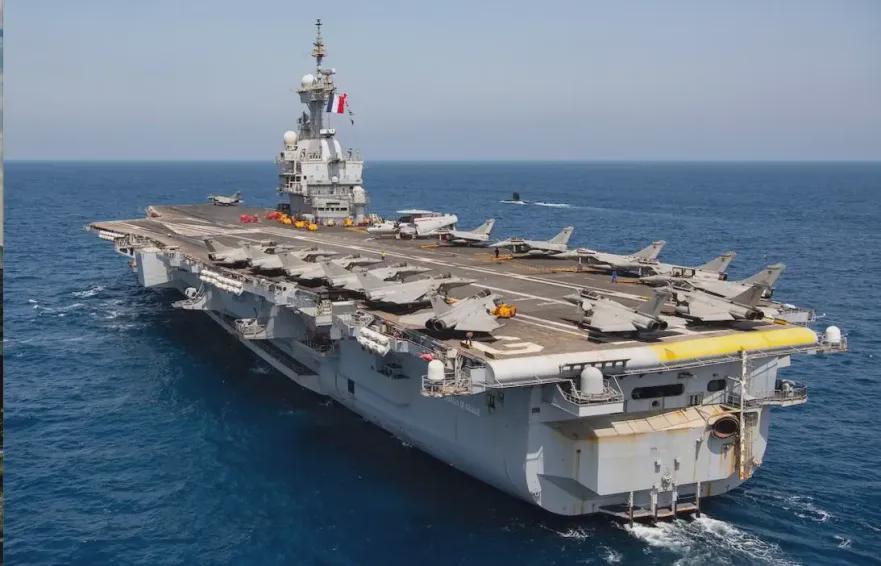 法国戴高乐号航母上设有面包房，每天生产2000根法棍，这并非特例，大型军舰普遍自