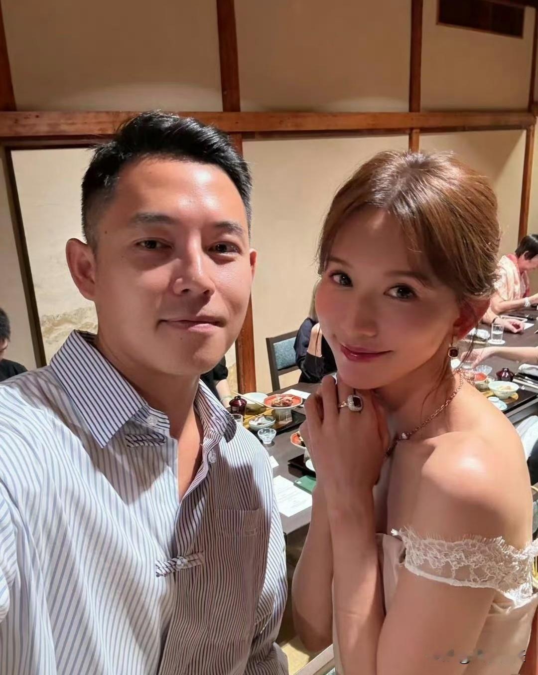 51岁林志玲在日本和朋友聚餐，她穿着粉嫩的裙子，打扮像名媛贵妇。脸上完全没有皱纹