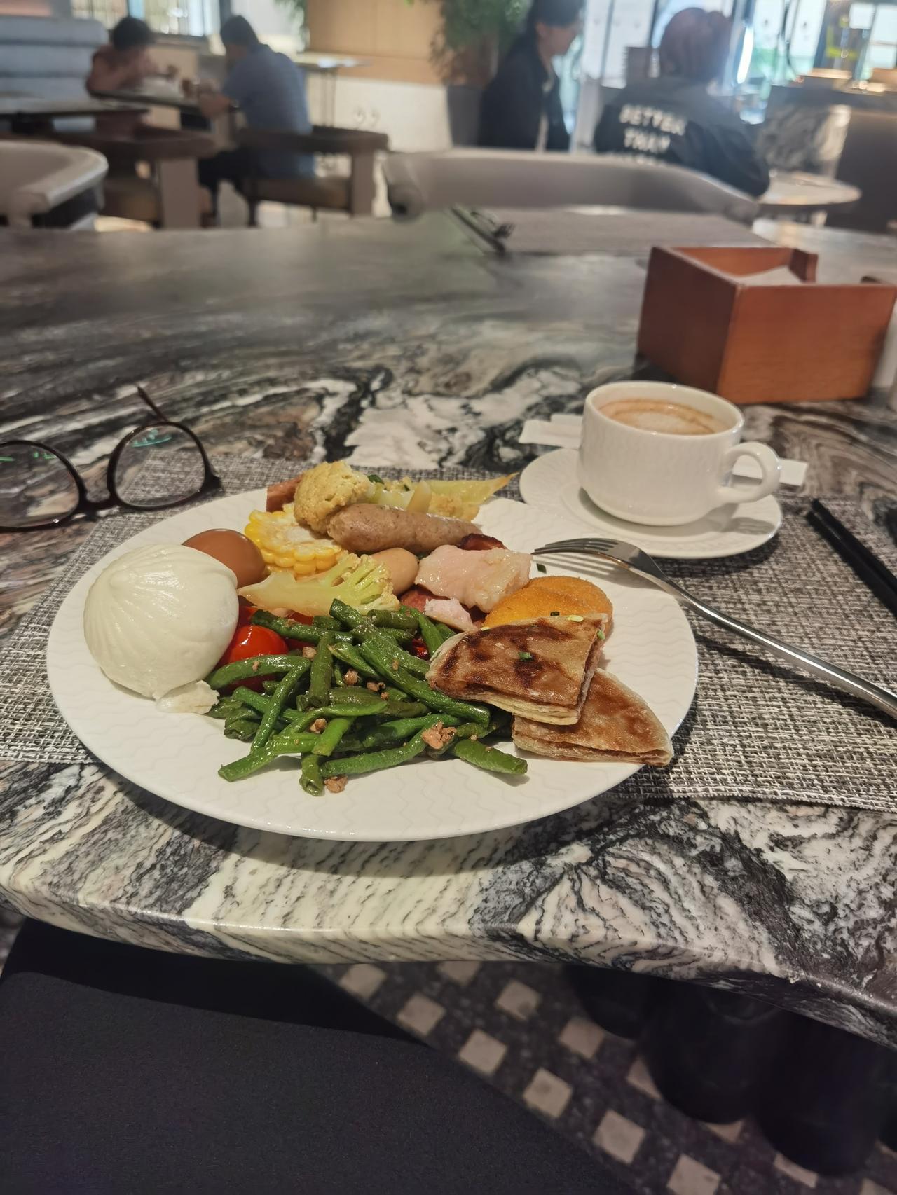 早上八点去酒店的餐厅用餐，没有选择普通的餐桌，挑了大理石台面的高脚吧台桌，椅子够