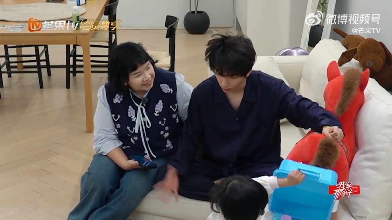 余承恩还没开机就接收带娃秘籍姐姐细致交代带娃细节，余承恩刚睡醒根本记不住 