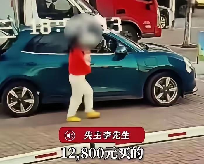 [月亮]“必须严惩！”河北秦皇岛，一红衣女子在路边买了300元海鲜后佯装扫码付款