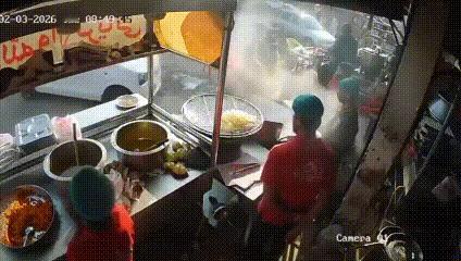 司机一个操作，让快餐店人员痛不欲生！
2月3日视频显示，一台轿车不知道什么原因直