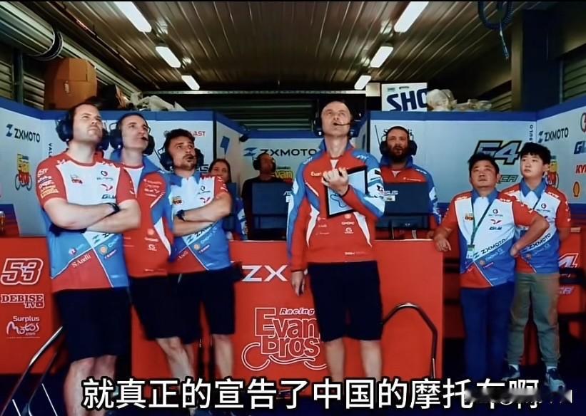 颂张雪机车
＿＿＿郭赋林（釜麟）

铁骑长啸破尘烟，
声震神州四海传。
驰骋八方