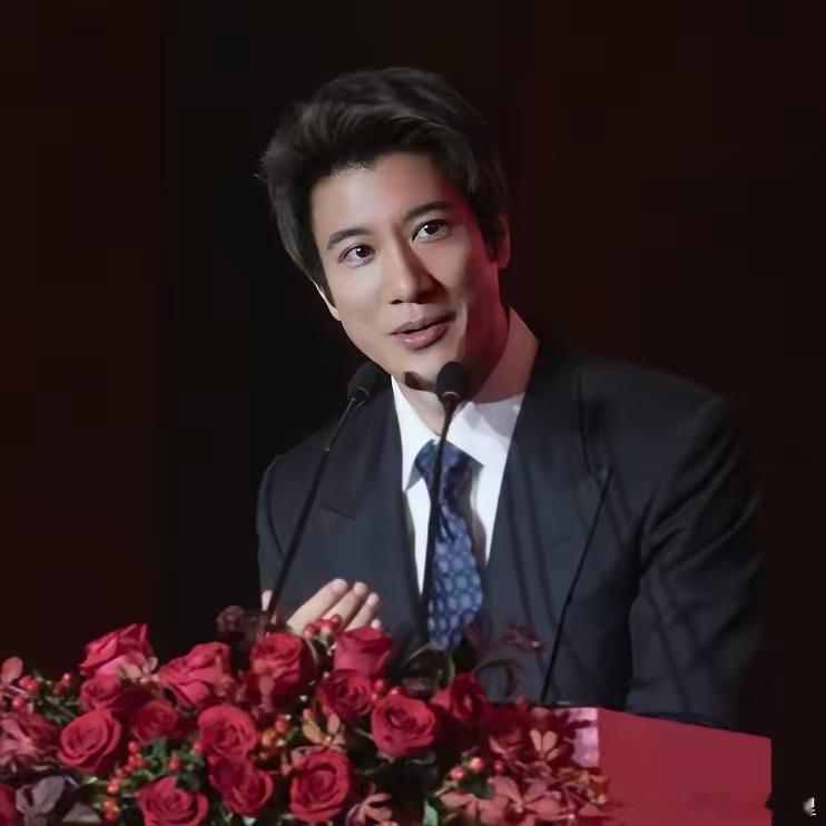 觉得黑红也是红的艺人，求你们跟着王力宏好好学习吧，王力宏的段位真的高多了。当初的