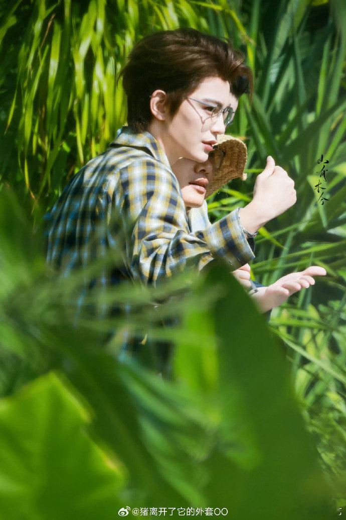 丁禹兮背头银框眼镜造型 丁禹兮背头银框眼镜造型，清爽帅照，气场好强，太帅了 