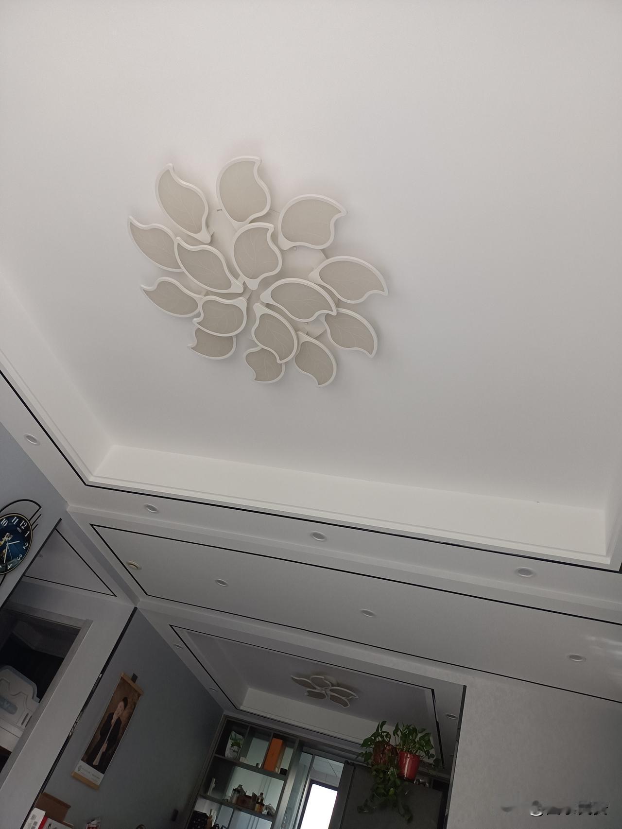 在公司电梯里大声吐槽新来的领导“能力不行还爱摆谱”，转头就发现领导就站在身后，手