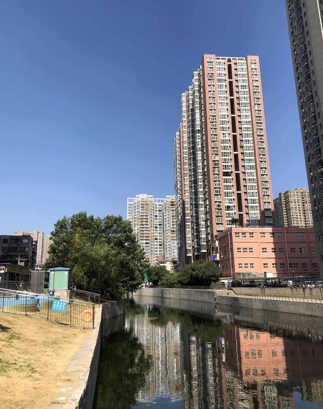 俗话说“三伏加一秋”，但是还不能忽略高温所带来的健康影响，“热死人”就是中暑，中