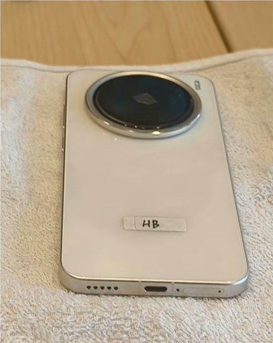 网传的vivo X200标准版机模，将首发搭载天玑9400处理器，咋样[思考] 