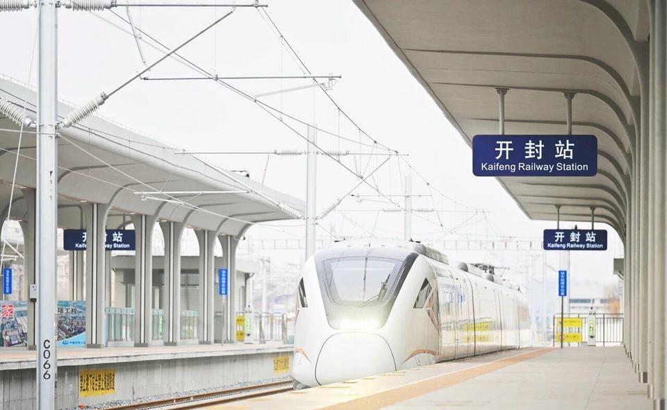 这条铁路如何让郑州开封“消失”在地图上？

郑开城际铁路全线贯通一年来，以805