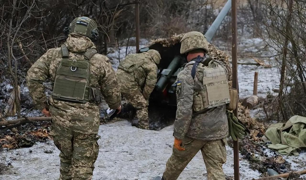 乌军指挥机构大调整，因为根据报道，乌总统小泽不光解除了扎卢日内乌军司令的职务，同