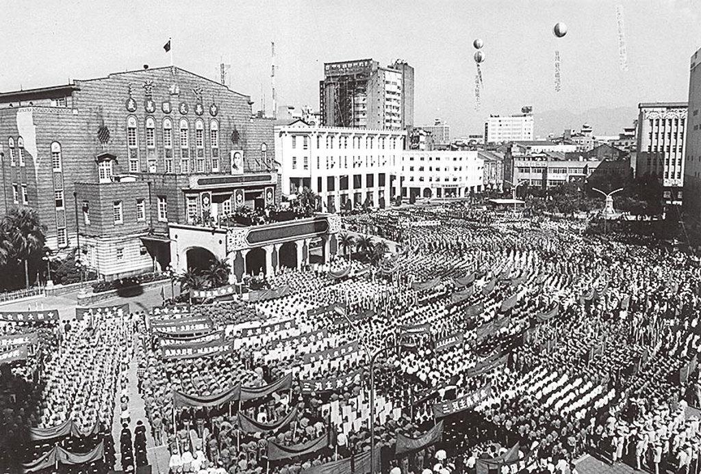 1945年10月25日上午10时，台北市公会堂（今中山堂），台湾地区受降典礼举行