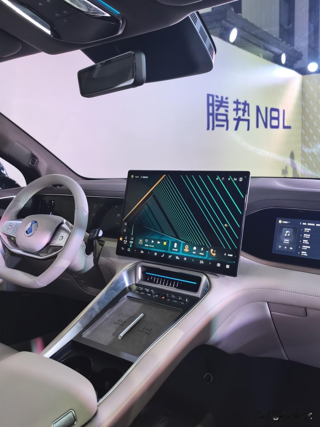 腾势 N8L 闪充版智能座舱的核心亮点是首搭了比亚迪超级智能体‌「迪迪虾」‌，这