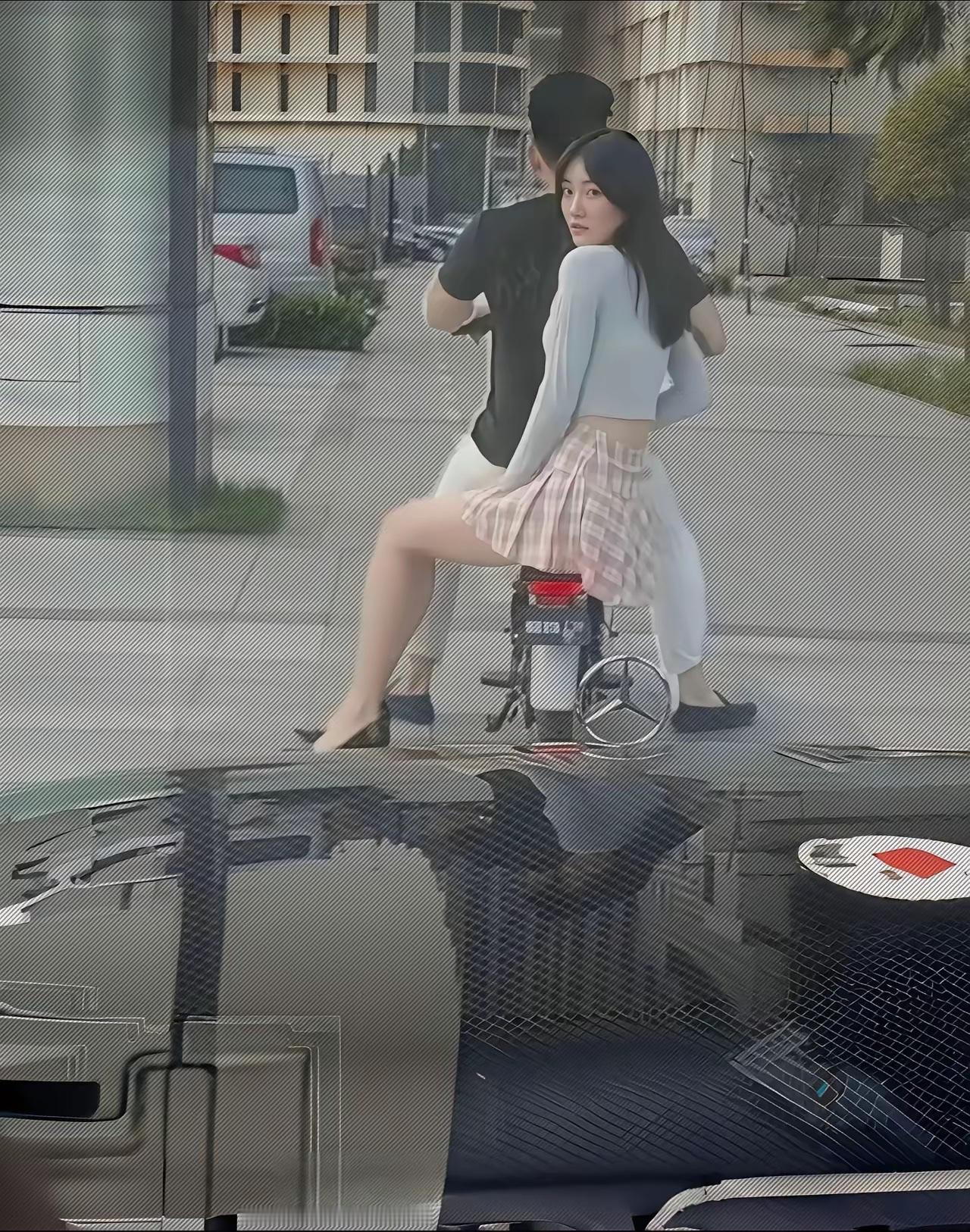 看到这张照片说明了什么呢
漂亮的女孩子坐在单车上
满脸向往的看着跟随在后面的奔驰