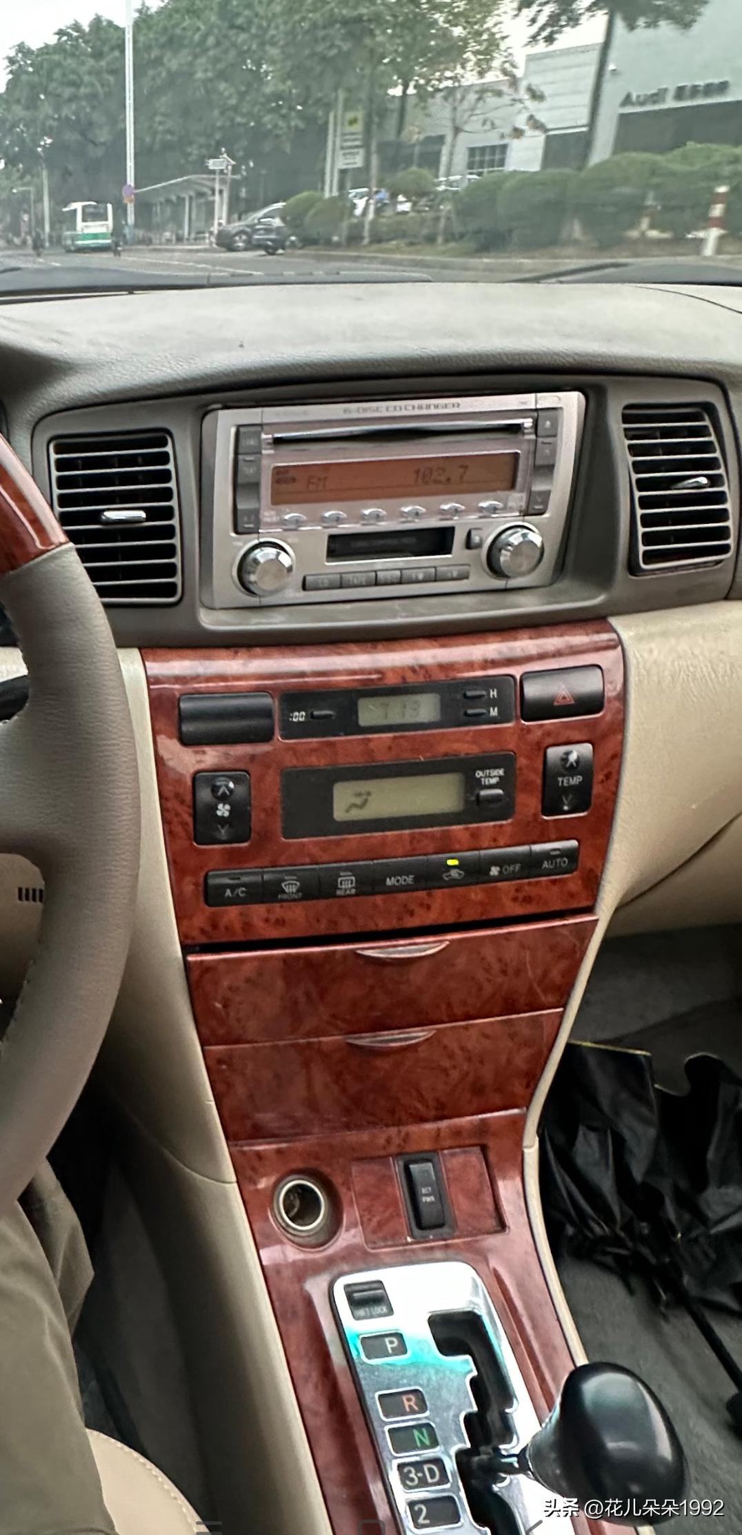 开过丰田花冠的人肯定很少了，中控第一个抽屉也是合不上，副驾皮囊皮也是爆开。收音机