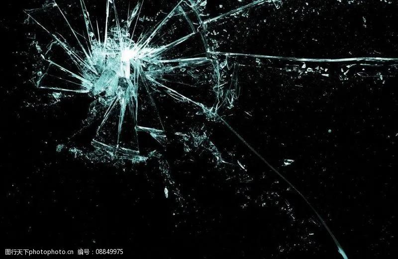 碎玻璃里有星星

临河先生
 
橱窗的玻璃在吞咽人影
把笑容压成薄片，镀上
24