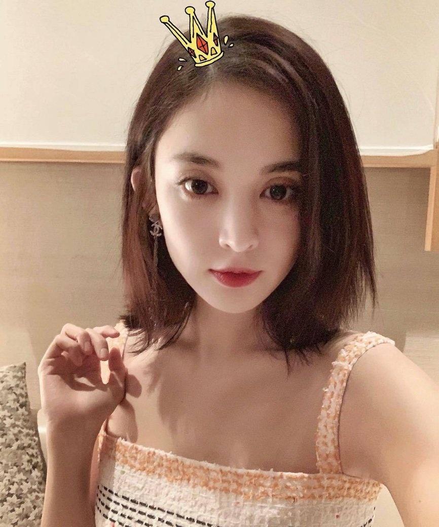 娜扎第一美人无需多言，涂个口红就出片了... ​​​