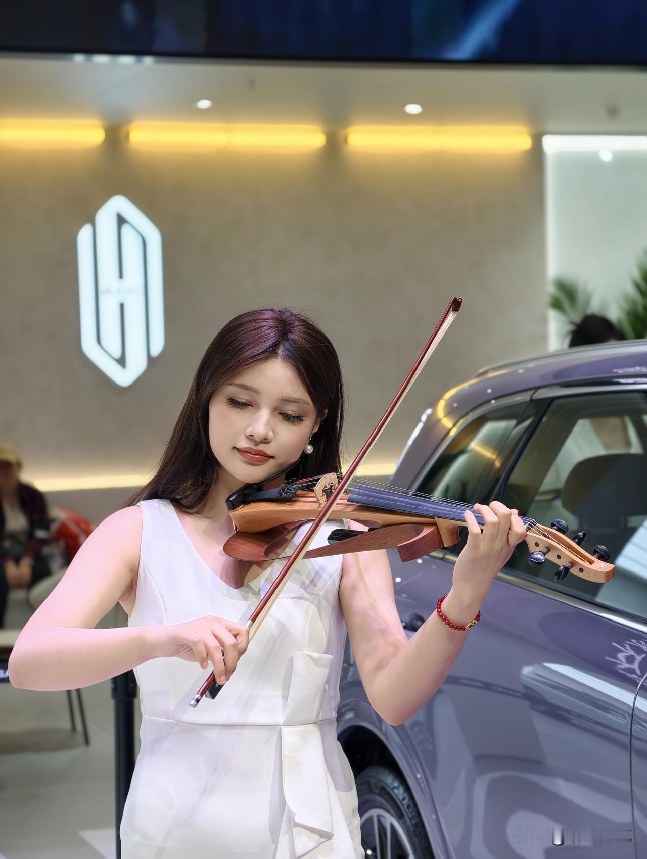 2025广州国际汽车展。
随手拍的车模。气质都很好。
特别喜欢拉小提琴的这位小姐