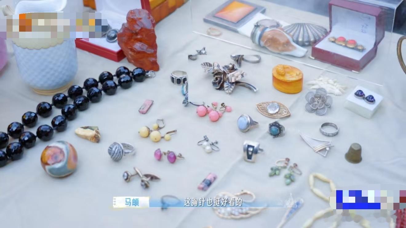 马頔和孙丞潇在俄罗斯跳蚤市场，看中了地摊上的胸针，老板报价25000卢布，马頔直
