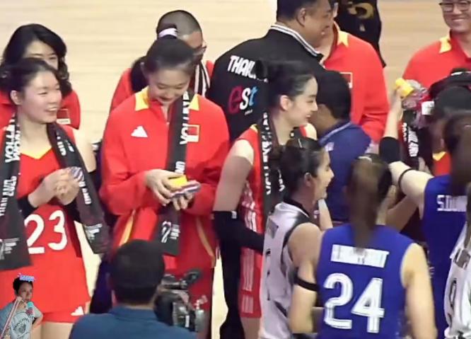 李盈莹首发，中国女排热身赛3-0泰国队，纪念品可能很贵重。
刚刚，中国女排与东道