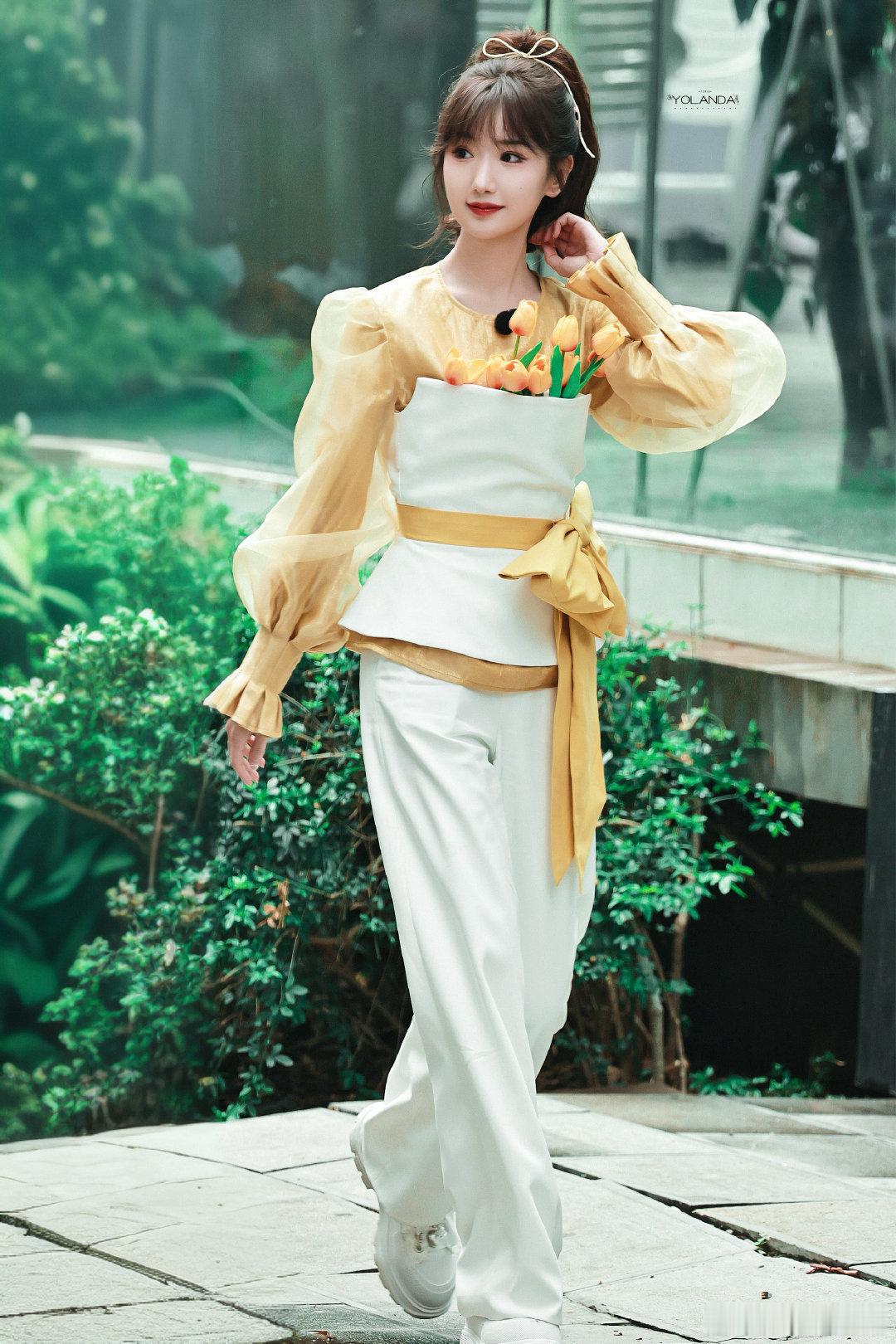 毛晓彤这样的甜美的造型，也能够轻松驾驭，这橙色的郁金香笑起来很可爱，感觉她有一种